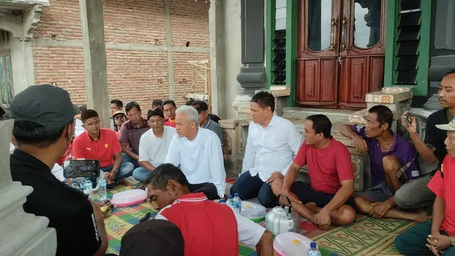 Ganjar Pranowo berkunjung ke salah satu peternakan ayam di Dusun Bendo RT 15/RW 3 Desa Kuwonharjo, Takeran, Magetan, Jawa Timur, Jumat (19/1/2024).