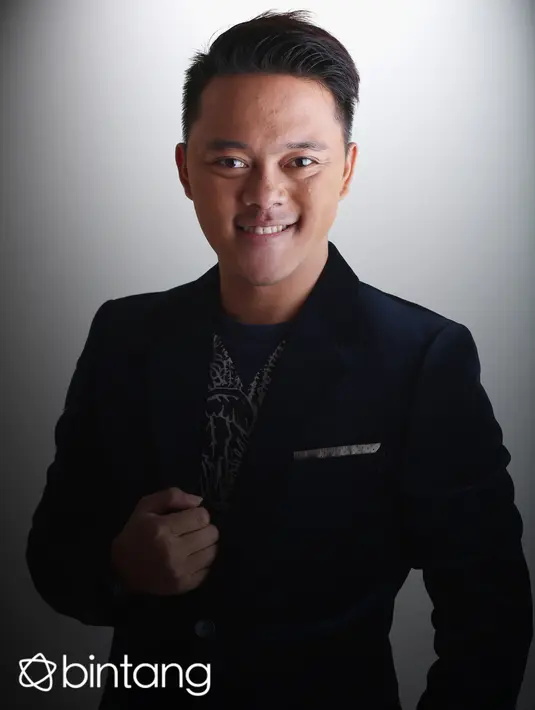 Dengan kesibukannya, Danang mengaku susah ketemu orangtua. "Lebih parahnya lagi disaat aku ingin ketemu orangtua, susah sekali. Akhirnya kita ketemunya di Batam," ujar Danang. (Adrian Putra, Digital Imaging: Muhammad Iqbal Nurfajri/Bintang.com)