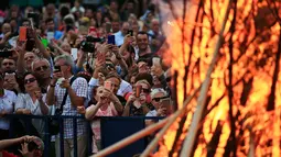 Pengunjung mengambil gambar api unggun saat Festival Hidirellez di Edirne, Turki, Jumat (5/5). Perayaan Festival Hidirellez menarik minat wisatawan lokal dan internasional. (AP Photo / Lefteris Pitarakis)
