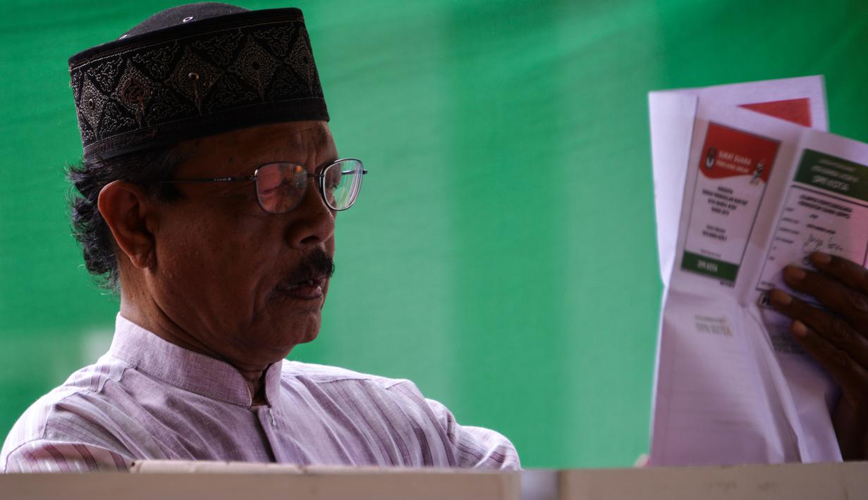 Seorang warga berada di bilik suara saat pemungutan suara ulang pemilu 2019 di TPS-6 Desa Lamteumen Timur, Banda Aceh, Aceh, Kamis (25/4). Pemungutan suara ulang karena adanya penggunaan formulir C6 pemilih yang telah meninggal dunia pada pemilu 17 April lalu. (CHAIDEER MAHYUDDIN/AFP)