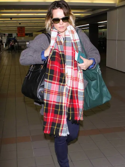 Tak hanya itu, Rachel pun terpotret di bandara Toronto dengan jaket yang tebal serta menutupi ubuhnya dengan tas. (INFphoto.com/E! News)