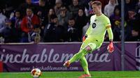 Marc-Andre ter Stegen menendang bola selama pertandingan Copa del Rey antara CD Guadalajara vs Barcelona, 16 Desember 2025. (AP Photo/Rudy Garcia)
