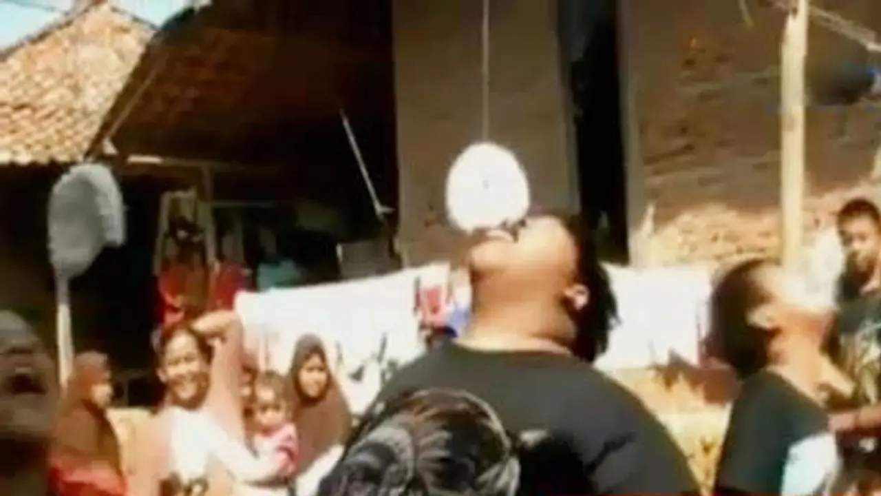 Arya Permana Ikut Lomba makan Kerupuk