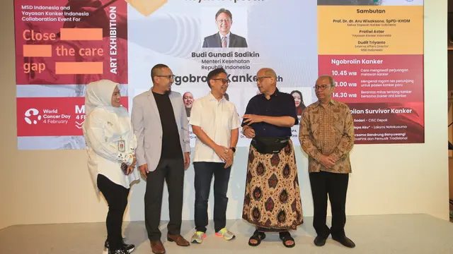 Menteri Kesehatan Republik Indonesia, Budi Gunadi Sadikin dan Ketua Yayasan Kanker Indonesia, Prof Dr dr Aru Wisaksono SpPD-KHOM FINASIM Bersama Narasumber Lainnya yang Hadir di Acara 'Close the Care Gap' MSD YKI