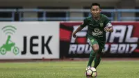 Gelandang Persebaya, Rendy Irwan, mengontrol bola saat melawan Martapura FC pada laga semifinal Liga 2 2017 di Stadion GBLA, Bandung, Sabtu (25/11/2017). Persebaya menang 3-1 atas Martapura FC. (Bola.com/Vitalis Yogi Trisna)