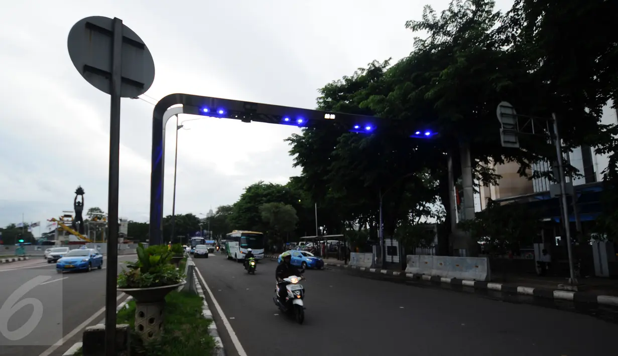 Pengendara saat melintas di bawah gate ERP di Jalan Jenderal Sudirman Jakarta, Senin, (14/12). Lebih dari 1 tahun belakangan ini gate ERP hanya menjadi hiasan jalan karena belum jelasnya penerapan program tersebut. (Liputan6.com/Helmi Fithriansyah)