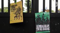 Pamflet bertuliskan “Kembalikan Tentara ke Barak” terpampang di pagar kompleks Parlemen Republik Indonesia saat aksi unjuk rasa menentang pengesahan Revisi Undang-Undang Tentara Nasional Indonesia (RUU TNI) menjadi Undang-Undang, Jakarta, Kamis 20 Maret 2025. (Liputan6.com/Herman Zakharia)