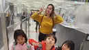 Tiba di bandar udara Internasional Narita, Tokyo langsung melanjutkan perjalananya ke Osaka. Ketiga cucu Wakil Gubernur Jawa Barat ke-12 itu tampak masih ceria meski belum sarapan. [Instagram/deddy_mizwar]