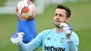 Kiper West Ham United asal Polandia Lukasz Fabianski menghadiri sesi latihan West Ham United di London timur, Rabu (13/4/2022). West Ham akan bertandang ke markas Lyon pada leg kedua perempat final Liga Europa di Stadion Groupama, Jumat 15 April dini hari WIB. (JUSTIN TALLIS/AFP)