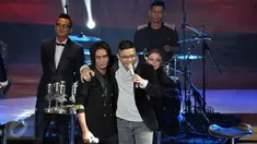 Pasha memeluk Charly Van Houten saat memberi kejutan di panggung SCTV Music Awards 2016 di Jakarta, Kamis (28/4). Bahkan, personel Ungu juga kaget dengan kehadiran vokalis yang kini menjabat sebagai Wakil Walikota Palu itu. (Liputan6.com/Johan Tallo)