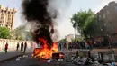 Pengunjuk rasa antipemerintah membakar sejumlah benda dan memblokir jalan saat menggelar protes di Baghdad, Irak, Rabu (2/10/2019). Ribuan demonstran berhadapan dengan tembakan dan gas air mata dalam unjuk rasa yang terjadi di sejumlah kota di Irak. (AP Photo/Hadi Mizban)