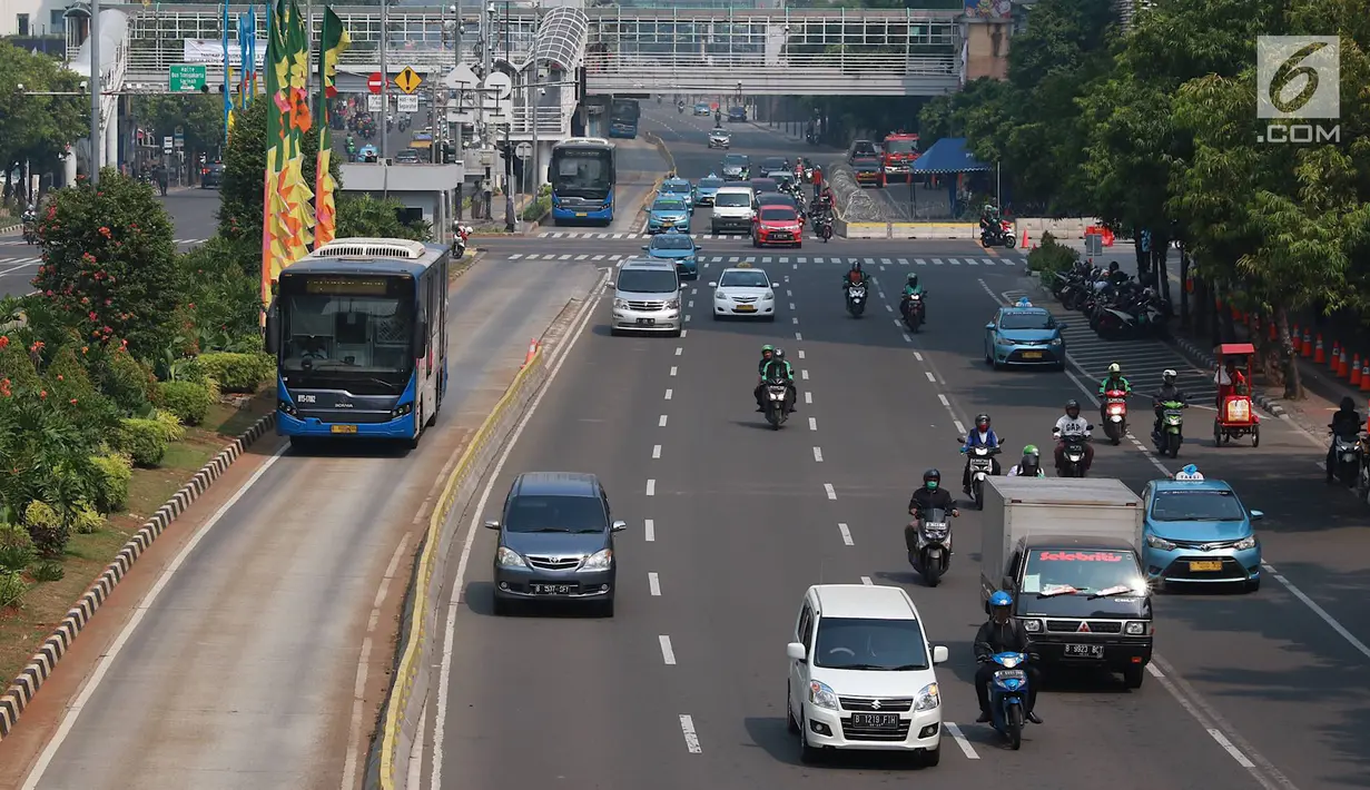 Sejumlah pengendara kendaraan bermotor melintasi Jalan MH Thamrin, Jakarta, Kamis (27/6/2019). Adanya rekayasa lalu lintas di sejumlah titik terkait sidang putusan Mahkamah Konstitusi menyebabkan jalan protokol di pusat kota itu lebih lengang dibanding hari biasa. (Liputan6.com/Immanuel Antonius)