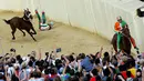Seorang joki terjatuh saat beraksi dalam lomba pacuan kuda tahunan Palio di Siena, Italia. (Reuters/Fabio Muzzi)