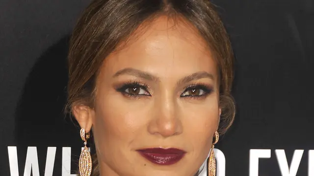 [Bintang] Punya Kulit Gelap, Warna Lipstik Ini Mesti Kamu Coba