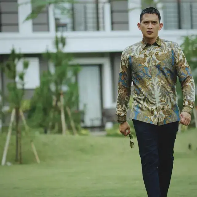 10 Model Baju Batik Pria yang Cocok untuk Berbagai Acara ala Artis Indonesia