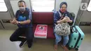 Penumpang menerapkan jaga jarak aman saat duduk dalam gerbong KRL tujuan Jakarta di Stasiun Bogor, Jawa Barat, Kamis (11/6/2020). PT KCI membatasi jumlah penumpang 35- 40 persen dari kapasitas untuk jaga jarak aman antarpengguna KRL atau sekitar 74 penumpang per gerbong. (merdeka.com/Arie Basuki)