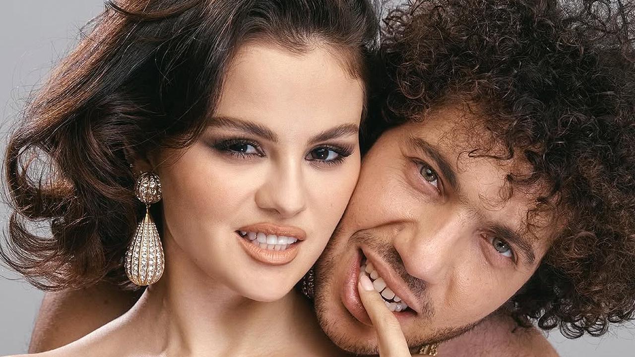 Pose Provokatif Selena Gomez dan Benny Blanco untuk Sampul Majalah, Sampai Bertelanjang Dada