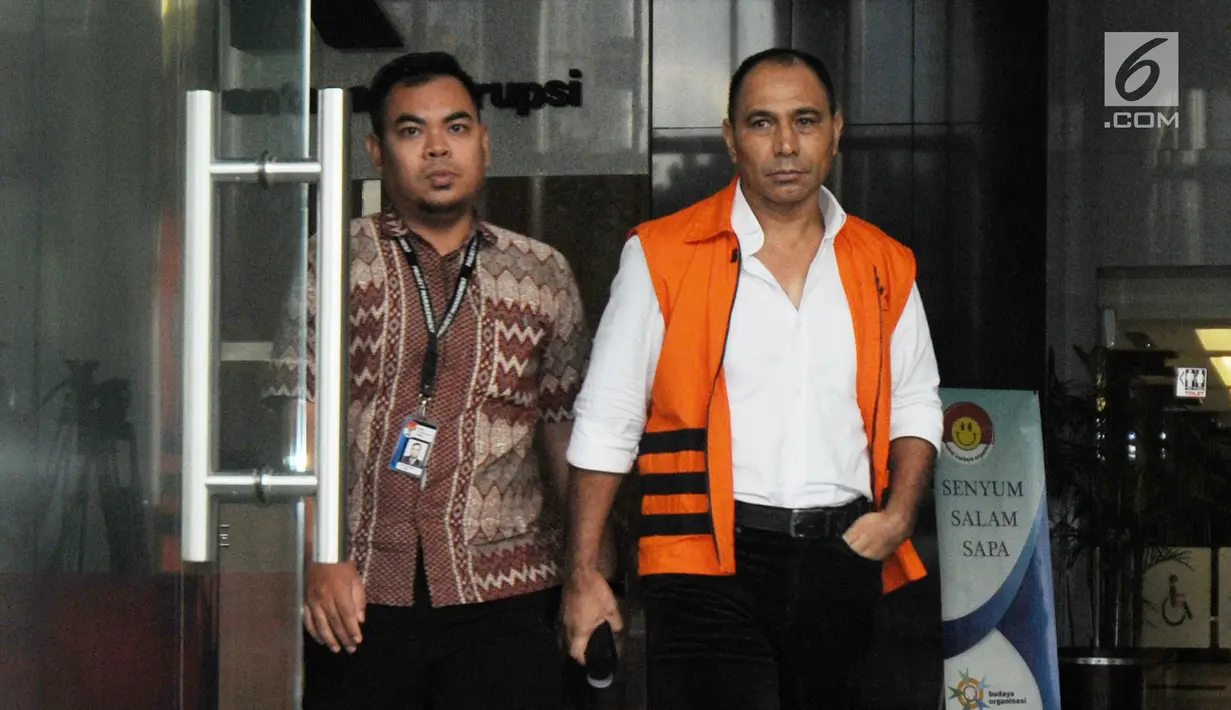 Bupati Ngada, Marianus Sae berjalan keluar gedung KPK usai menjalani pemeriksaan lanjutan, Jakarta, Selasa(27/3). Marianus diperiksa terkait kasus dugaan suap proyek infrastruktur di Kabupaten Ngada, NTT. (Merdeka.com/Dwi Narwoko)