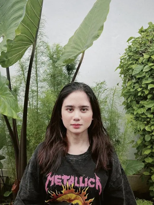 Tissa pun kembali membuktikan wajahnya tetap memsona meski tanpa makeup berlebih. Terlihat ia hanya mengenakan lip tintnya.  Credit: Instagram (@tissabiani)