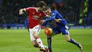 Striker Leicester, Jamie Vardy, berusaha melewati gelandang MU, Daley Blind, pada laga Liga Premier Inggris di Stadion King Power, Inggris, Sabtu (28/11/2015). (Reuters/Eddie Keogh)