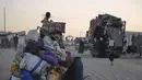 Warga Gaza yang mengungsi kerap dipaksa untuk mengosongkan daerah tempat mereka berlindung sementara karena akan adanya serangan Israel. (AP Photo/Jehad Alshrafi)