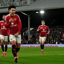 Pemain Manchester United, Lisandro Martinez melakukan selebrasi setelah mencetak gol ke gawang Fulham pada laga lanjutan Liga Inggris 2024/2025 di Craven Cottage, London, Senin (27/01/2025) dini hari WIB. (AFP/Glyn Kirk)