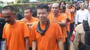 Tersangka kasus premanisme dihadirkan di Mapolres Metro Jakarta Barat, Senin (12/11). Polisi menangkap 23 pria dari dua kasus berbeda karena  tindakan perusakan, intimidasi, pengusiran, dan penguasaan lahan di Jakbar. (Liputan6.com/Immanuel Antonius)