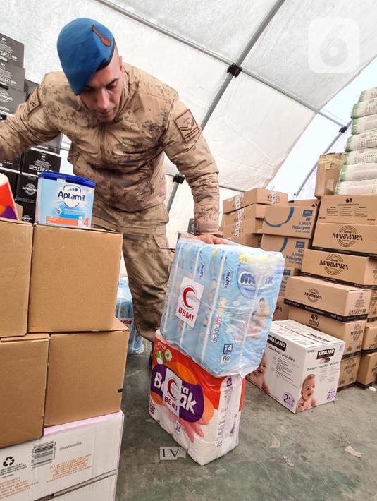 Organisasi Kemanusiaan Bulan Sabit Merah Indonesia atau BSMI mengirimkan bantuan khusus anak dan manula yang tinggal di kem pengungsian gempa Turki, di taman Ataturk, Kahramanmares, Turki, Selasa (21/2/2023). Bantuan yang disalurkan ini berupa popok bayi, anak, dan manula, tisu higienis, serta makanan cepat saji untuk anak. (Liputan6.com/Andry Haryanto)