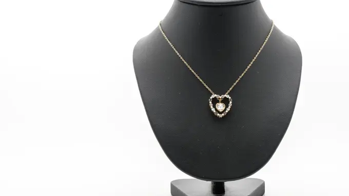 Ilustrasi Model Kalung Emas untuk Orang Tua (credit: topntp26/freepik)