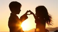 6 Alasan Kenapa Cinta Pertama Tak Terlupakan | via: viralityfacts.com