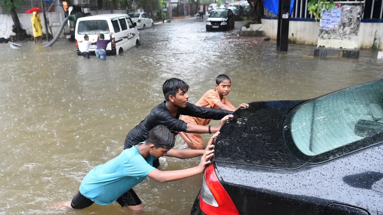 Banjir Landa Kota Mumbai Usai Hujan Deras
