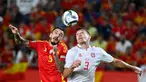 Penyerang Spanyol, Joselu (kiri) dan bek Denmark, Jannik Vestergaard berebut bola sundulan saat pertandingan ketiga Grup 4 UEFA Nations League 2024/2025 di Stadion Enrique Roca de Murcia, pada Sabtu 12 Oktober 2024 atau Minggu (13/20/2024) dini hari WIB. (JOSE JORDAN/AFP)
