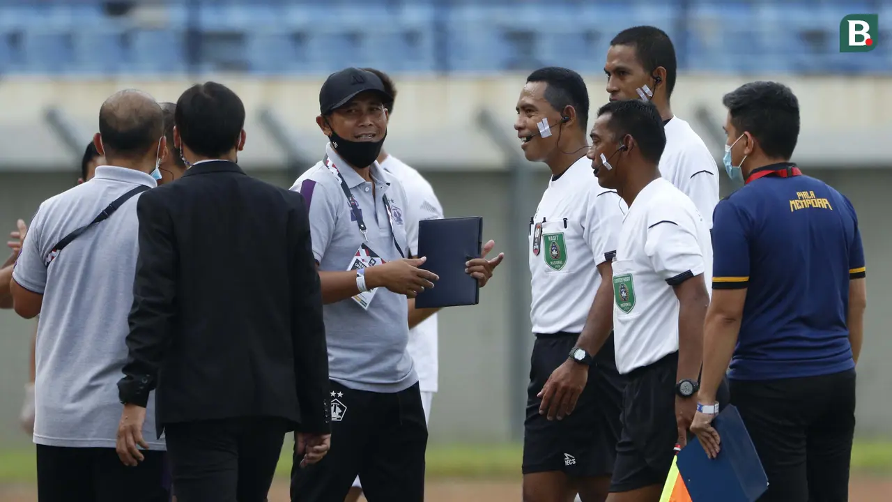 FOTO: Perebutan Posisi Dua Besar di Grup C Piala Menpora 2021 Bikin Emosi Pemain dan Official Tim Memuncak