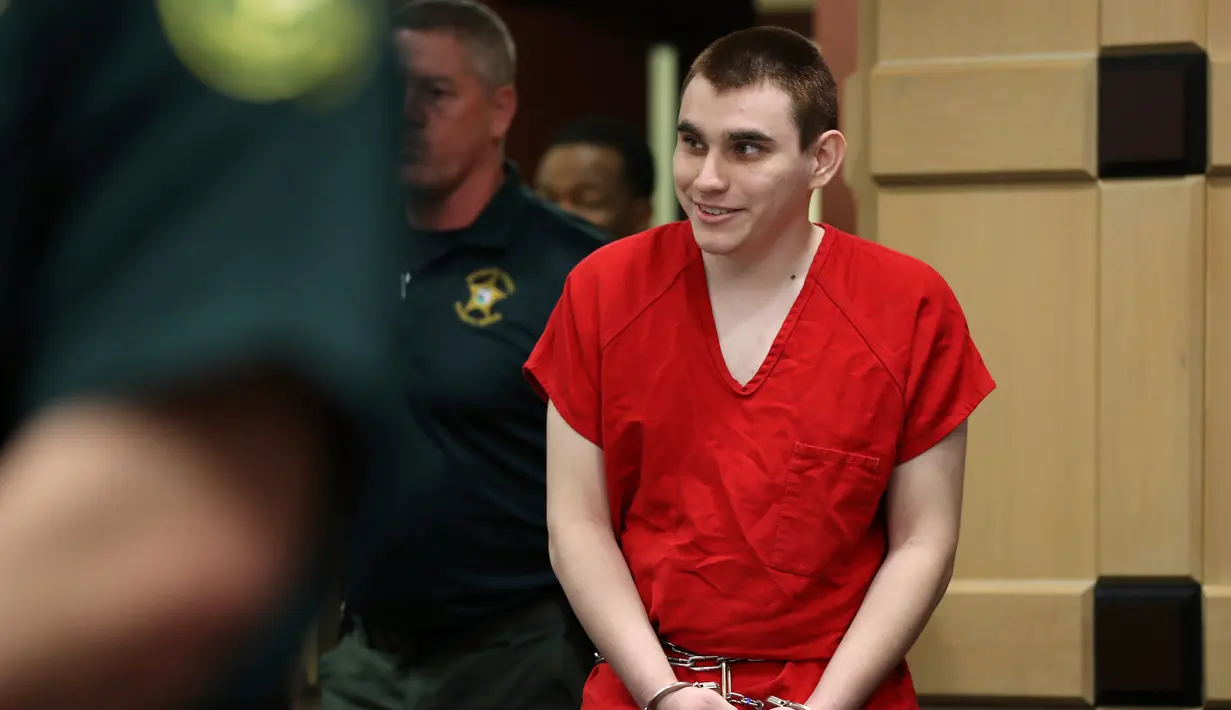 Tersangka penembakan massal Nikolas Cruz memasuki ruang sidang di Broward Courthouse, Fort Lauderdale, Florida, Selasa (15/1). Cruz disidangkan terkait penyerangan SMA Marjory 14 Februari 2018. (Amy Beth Bennett/Sun-Sentinel Florida Selatan via AP, Pool)