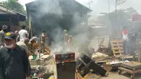 Penertiban bangunan liar di Pulogadung diwarnai kebakaran. (Liputan6.com/Nanda Perdana Putra)
