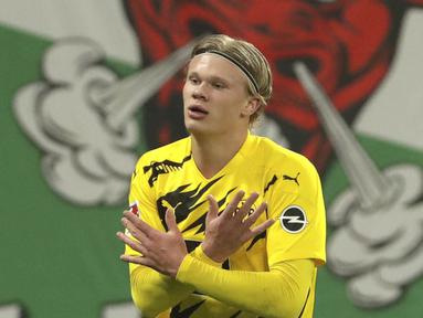 Penyerang Borussia Dortmund, Erling Haaland, melakukan selebrasi usai mencetak gol ke gawang RB Leipzig pada laga Bundesliga di Stadion Red Bull Arena, Sabtu (9/1/2021). Dortmund menang dengan skor 3-1. (AP/Michael Sohn)