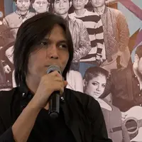 Berasal dari keluarga pelaut, sejak kecil Once Mekel senang dengan olahraga air. 