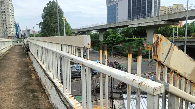 Potret Semrawutnya JPO Cawang Kompor: Kabel Kusut, Besi Berkarat, dan Tanpa Atap