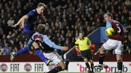 Pemain Manchester United, Phil Jones (kiri), mencetak gol ke gawang Aston Villa dalam pertandingan lanjutan Liga Inggris 2011/2012 di Villa Park, Sabtu (3/12/2011). Ini merupakan gol pertama yang dicetak oleh Phil Jones di musim pertamanya dengan MU. (AFP/Ian Kington)