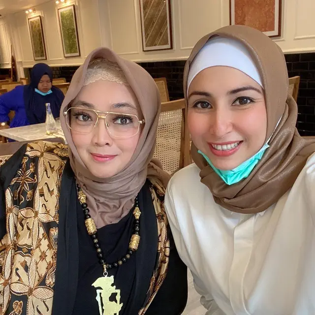 10  Potret Kenangan Rina Guanwan Bareng Selebriti Sebelum Meninggal, Dikenal Ramah