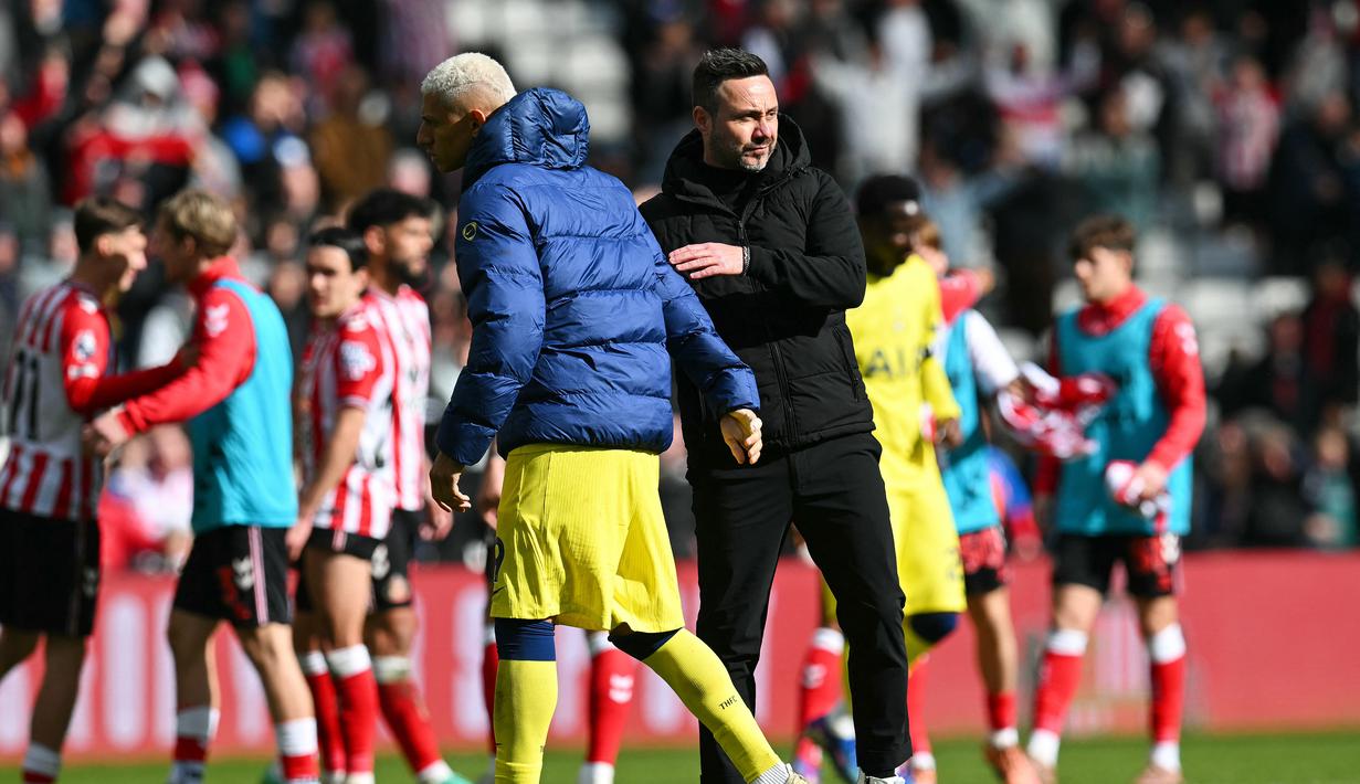 Pelatih Roberto De Zerbi tidak menutup mata terhadap kondisi tersebut. Ia mengakui bahwa faktor mental kini menjadi salah satu masalah utama yang dihadapi timnya. (AFP/Andy Buchanan)