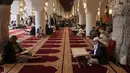 Suasana saat para pria membaca Al-Quran selama bulan Ramadan di Masjid Agung Sanaa, Yaman, Minggu (26/4/2020). Masjid Agung Sanaa merupakan salah satu masjid pertama yang dibangun atas perintah Nabi Muhammad SAW. (Mohammed HUWAIS/AFP)