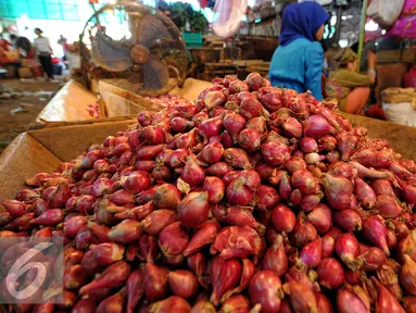 Memasuki Ramadan sejumlah harga sayur mengalami kenaikan harga, Pasar Induk Kramat Jati, Jakarta, Jumat (19/6/2015). Bawang merah dari harga Rp 20 ribu/kg saat ini mencapai Rp 22 ribu hingga 25 ribu/kg. (Liputan6.com/Yoppy Renato)
