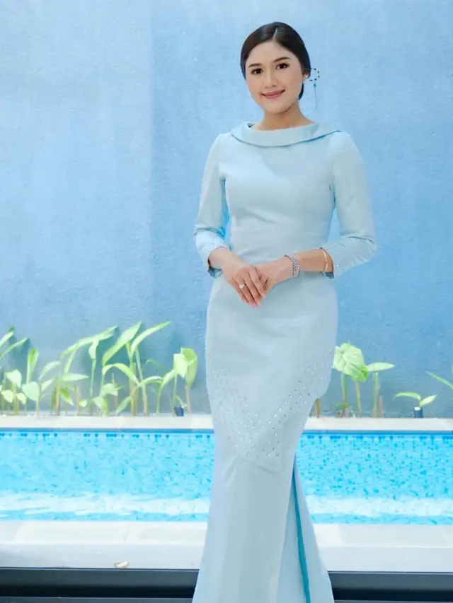 Erina Gudono saat Lebaran pakai baju biru. [@erinagudono]