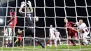 Aksi William Carvalho (kiri) menyundul bola ke gawang Latvia pada laga Kualifikasi Piala Dunia 2018 di Algarve stadium, Faro (13/11/2016). Portugal menang 4-1. (AFP/Patricia De Melo Moreira)