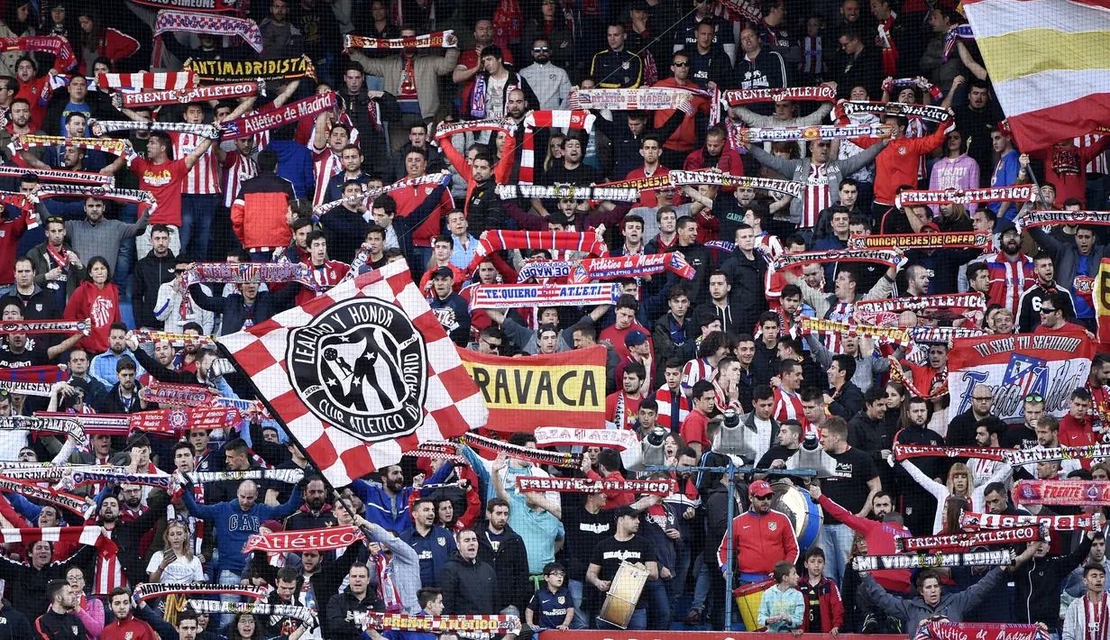 Suporter Atletico Mandrid terus memberikan dukungan kepada timnya saat melawan Granada CF pada lanjutan La Liga Spanyol di Stadion Vicente Calderon, Madrid (17/4/2016) malam WIB. (AFP/Gerard Julien)