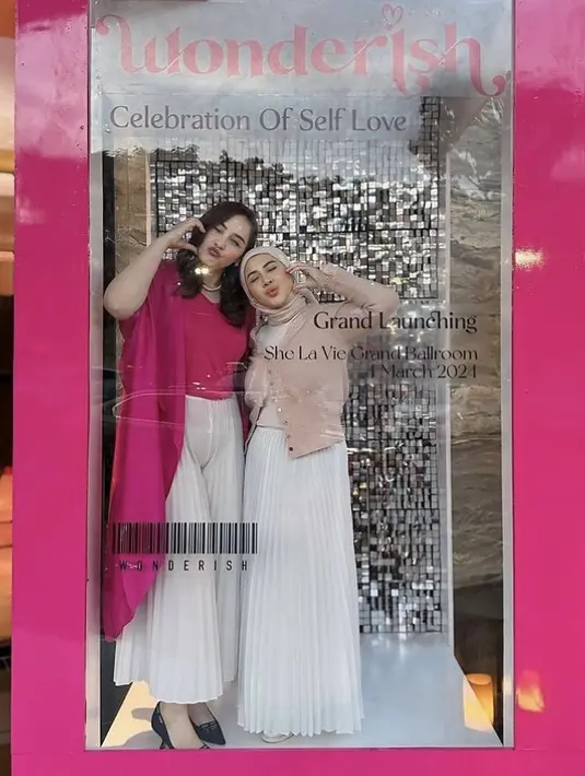 Mona Ratuliu mengenakan atasan pink fuschia dipadukan celana plisket putih. Sedangkan, Kesha Ratuliu mengenakan cardigan pink dipadukan inner dan rok plisket putih. [@monaratuliu]