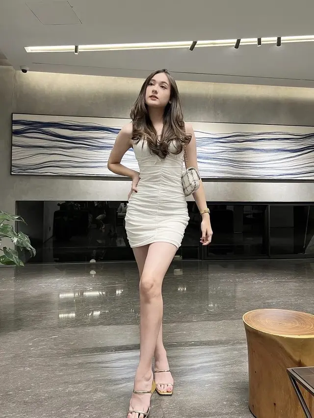 Gaya Laura Moane Kenakan Mini Dress, aktris yang dikabarkan dekat dengan Al Ghazali. [@its_lauramoane2]