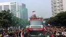 <p>Sejumlah pendukung memadati ruas jalan Jendral Soedirman untuk menyapa pemain Timnas Indonesia U-22 yang tengah mengikuti parade perayaan kesuksesan Timnas Indonesia U-22 di SEA Games 2023 Kamboja dengan berkeliling kota Jakarta, Jumat (19/05/2023). (Bola.com/Bagaskara Lazuardi)</p>