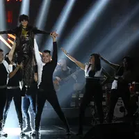 Penyanyi senior Ita Purnamasari baru saja menggelar konser tiga dekade. Konser memperingati selama itu ia menekuni kariernya di industri musik. Beberapa penyanyi ikut terlibat termasuk sang suami, Dwiki Dharmawan. (Nurwahyunan/Bintang.com)